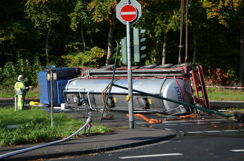 VU Tanklastzug umgestuerzt Huerth Industriestr P388.JPG